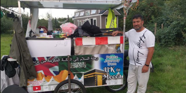 Pria Ini Jalan Kaki Hampir 11 Bulan Demi Naik Haji, Cuma Bawa Gerobak buat Tempat Tidur dan Berteduh