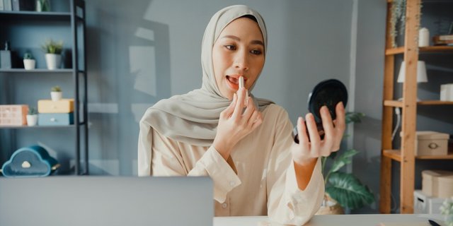 Tampil Menawan dengan 'Ombre Lips' untuk Sambut Iduladha 2022