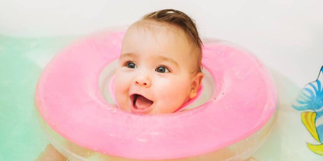 Penggunaan Neck Ring untuk Bayi Berenang Ternyata Dilarang