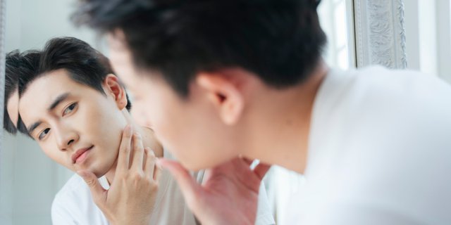 Tutorial Shaving Men's Eyebrows to Make Them More Firm and Neat