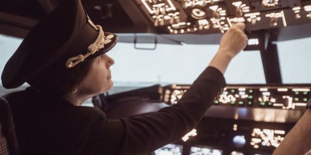 Kisah Ibu dan Putrinya Jadi Pilot di Maskapai yang Sama