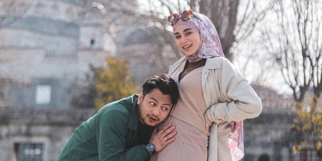 Potret Romantis Uyaina Arshad dan Sang Suami yang Sebentar lagi Jadi Orangtua