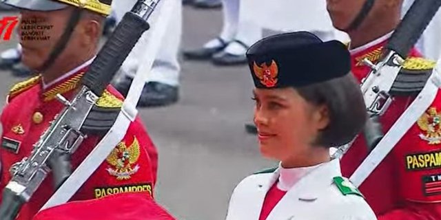 Berwajah Cantik, Ini Sosok Pembawa Bendera Merah Putih di Istana Negara