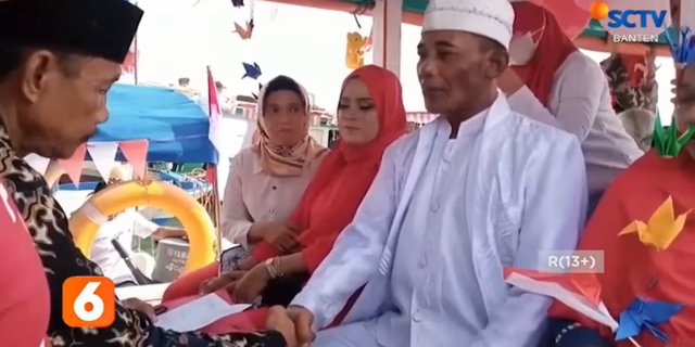 Terinspirasi Nenek Moyang, Pasangan Pengantin Ini Gelar Pernikahan di Tengah Laut