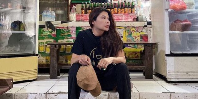 Potret Tamara Bleszynski Nongkrong hingga Belanja di Pasar Tradisional, Penampilannya Disorot