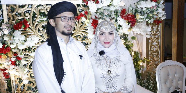 Roro Fitria Files for Divorce Due to Verbal Domestic Violence, Husband's Testimony Differs
