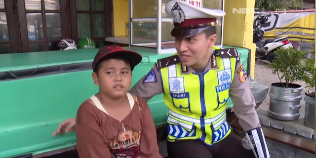 Moment of Fried Food Seller Child Asks for a Phone from the Police, The Reason Made Touching and Made Netizens Cry