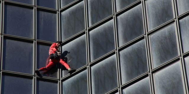 'Spiderman Grandpa' Celebrates 60th Birthday by Climbing 48-Floor Building Without Safety Harness