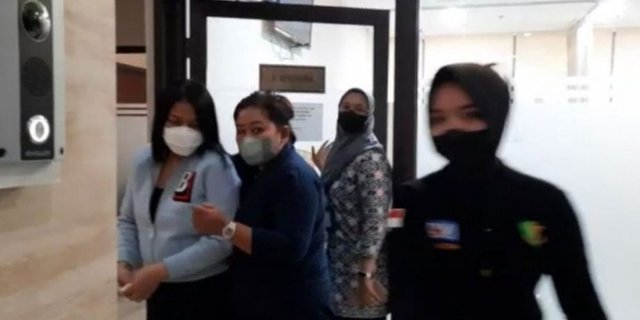 Putri Candrawathi Ditahan Usai Jalani Pemeriksaan di Bareskrim Polri, Gayanya Bikin Salfok Pakai Jaket Burberry Rp19 Juta