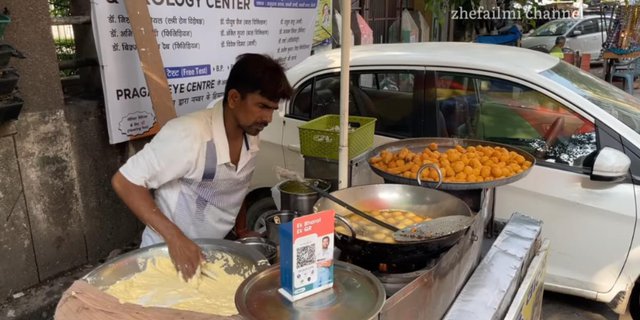 Mencicipi Camilan 'Tahu Bulat' ala India, Digoreng Dadakan dan Bikinnya Pakai Tangan Telanjang