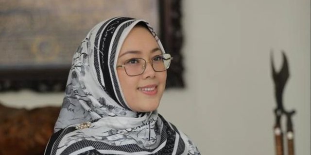 Viral Regent Anne Ratna Sings 'Chase Your Mistress, I Already Have Someone New' Amid Divorce Lawsuit against Dedi Mulyadi