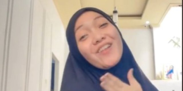 Viral Woman Resembling Bunda Corla in Hijab Version