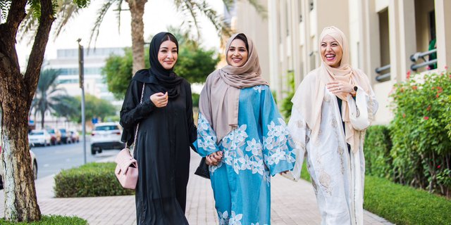 Prada Dukung Industri Kreatif Qatar, Bikin Koleksi Terinspirasi Abaya