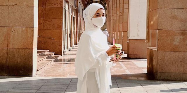 Peek into Yura Yunita's Outfit while Performing Umrah