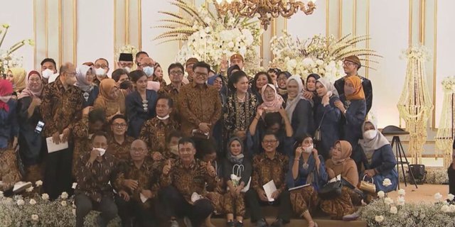 Momen Heboh Iriana Jokowi Ketemu Bestie di Pernikahan Kaesang Pangarep, Kuasai Pelaminan