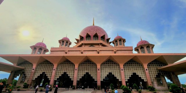 Masjid Putra Malaysia, Menawan Melayang di Atas Air