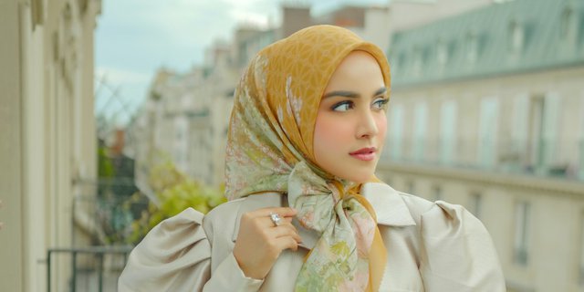 Sambut Serial 'Emily in Paris' Terbaru, Buttonscarves Luncurkan