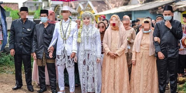Photos of Norma Risma's Wedding, Husband and Biological Mother's Expressions Attract Attention
