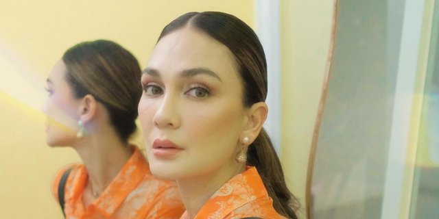 Luna Maya Combines Butterfly Top and Unique Jeans