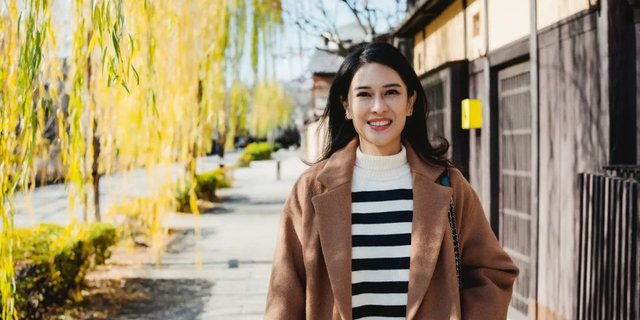 Retro Look Dian Sastro During Exploring Japan, Carrying a Fun Designed Bag