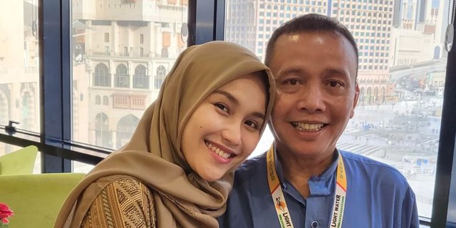 Portrait of Father Rozak Selling Pempek with Ayu Ting Ting, Meet Ex-Lover