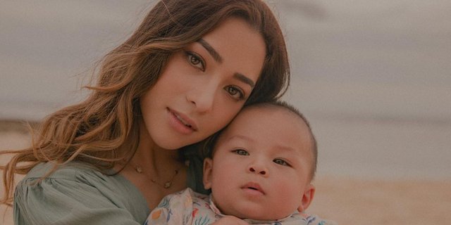 4 Mix and Match Cool Outfits of Nikita Willy When Carrying a Child