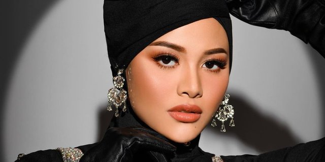 Nuansa Black Glamour, Aurel Hermansyah Wears a Luxury Mini Bag