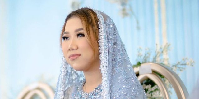 Full Crystal, See the Graceful Kiky Saputri's Robe at the Religious Event