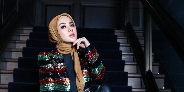 Syahrini's Athleisure Look, Combining Sporty Jacket and Fedora Hat