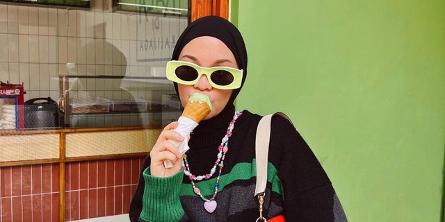 Want to Hangout with Neon Green Color? Check out Tantri Namirah's Style