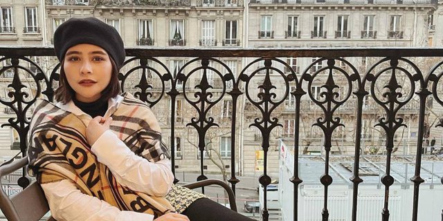 Prilly Latuconsina Becomes 'Emily in Paris', Total Value of Her Outfit is Astonishing