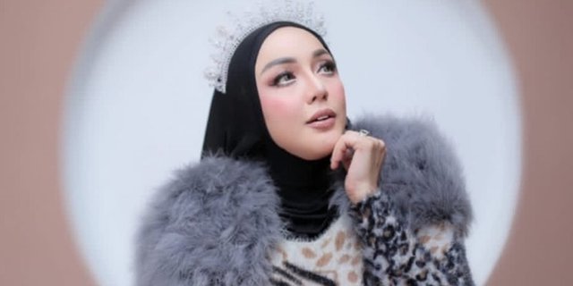 Masih Ingat Regina Mantan Istri Farhat Abbas? Dulu Jadi Asisten Pengacara Kini Banting Stir Jadi Pedangdut, Penampilannya Bikin Pangling!