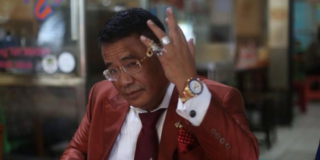 Wow, This Man Wears 'Thanos' Ring Made of Gold and Diamonds on Ten Fingers, Hotman Paris Admits Defeat