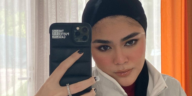 Portrait of Sivia Azizah Showing Baby Bump, Still Stylish