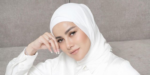 Olla Ramlan Wears Outer Similar to Bathrobe, Unique and Stylish Look