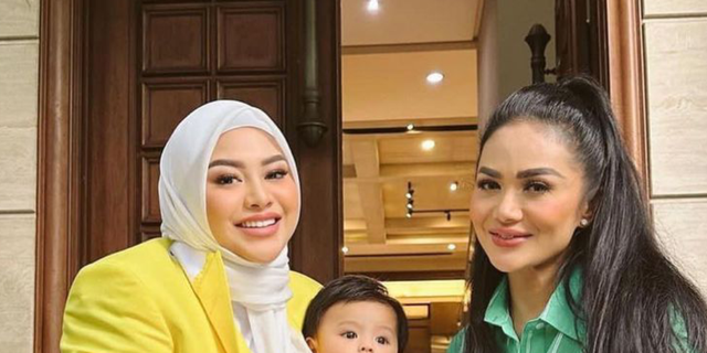 Compact Style of Aurel Hermansyah and Krisdayanti Wearing One-Tone Outfit, like Besties