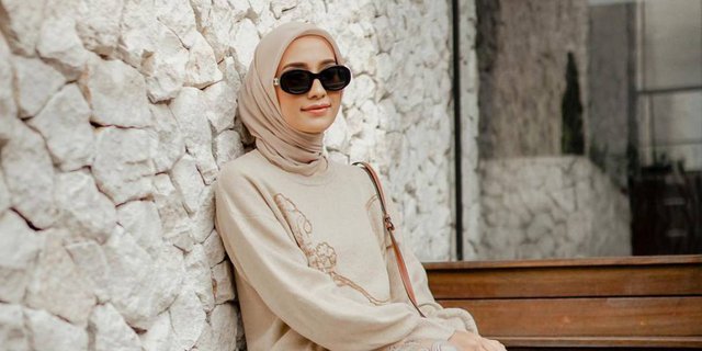 Padukan Sweater dan Pattern Skirt, Outfit Hangat nan Nyaman Mega Iskanti 