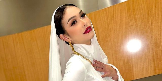 Portrait of Miss Grand Thailand 2022 Amanda Jensen Wearing Muslim Clothing