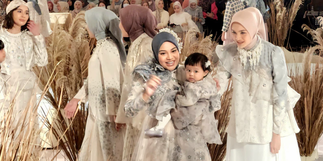 Compact Style of Aurel Hermansyah and Ameena at Fashion Show