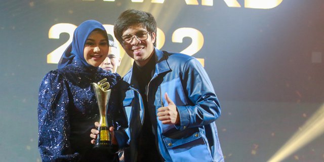 All Blue, Compact Portrait of Aurel Hermansyah & Atta Halilintar Winning an Award from Putra Siregar