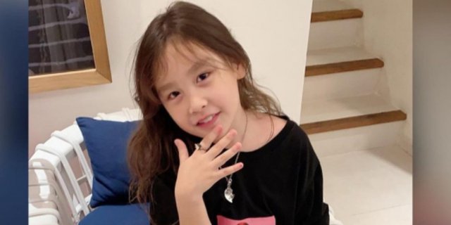 Potret Eleeya, Putri Celine Evangelista yang Wajahnya Plek-ketiplek Ayahnya Dirly Idol