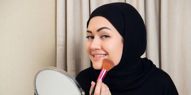 Technique to Blur Smile Lines with a Combination of Skincare and Makeup
