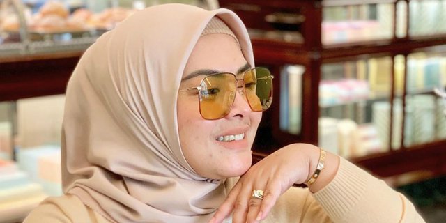 Adik Syahrini Tampil Serba Hitam Tenteng Tas Rp1 1 Miliar