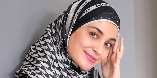 See the Interesting Color and Pattern Games in Shireen Sungkar's Outfit