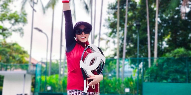 Playful Outfit Syahrini When Playing Tennis, Wearing Patterned Mini Skirt