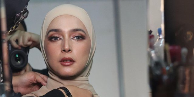 Hijab with Bold Makeup, Nabila Syakieb is Called Similar to Arabian Barbie