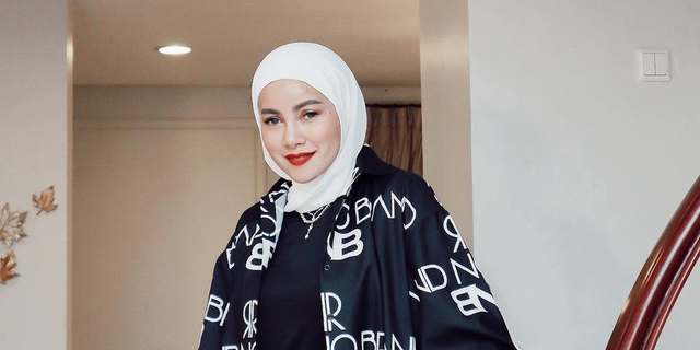 Casual Style Olla Ramlan Wears Balenciaga Scribble, Forever Young