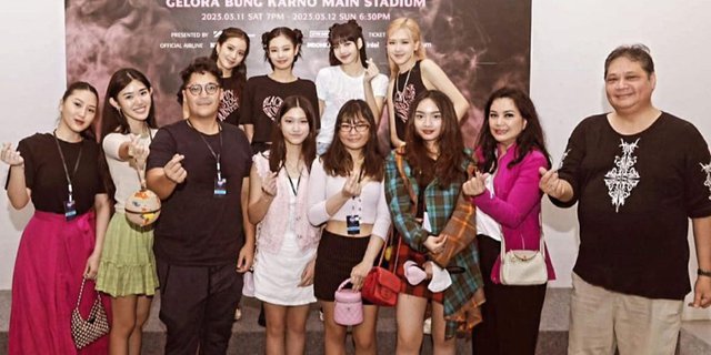 Causing a sensation, Minister Airlangga Hartarto and Family Take a Photo with BLACKPINK Members, Poses Finger Heart ala Korea