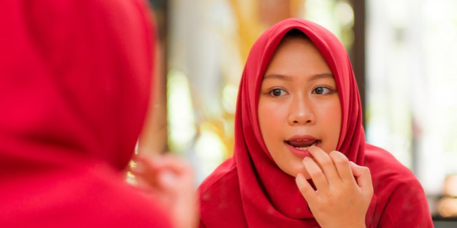 Prevent Lip Tint from Gathering in the Middle of the Lips with This Method