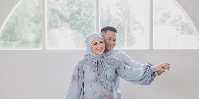 Maternity Shoot with Husband, Kesha Ratuliu Looks Elegant in Ruffle Dress